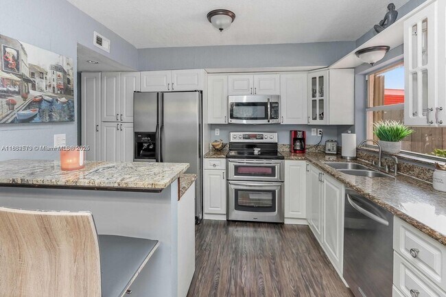 Foto del edificio - 1021 SW 104th Ct