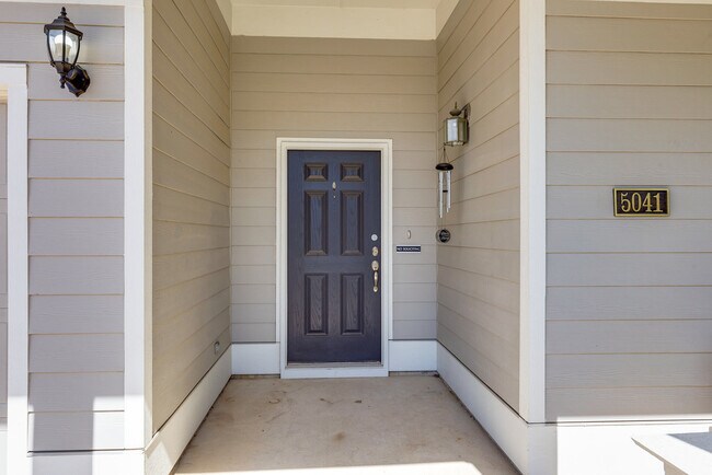 Foto del edificio - 5041 Holliday Dr