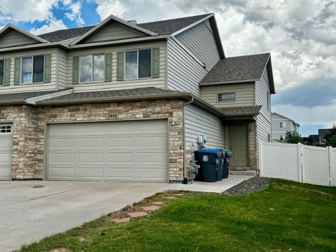 Foto principal - 3 BEDROOM 2.5 BATH SADDLE RIDGE TOWNHOUSE