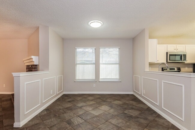 Foto del edificio - 4407 Cedar Crest Dr