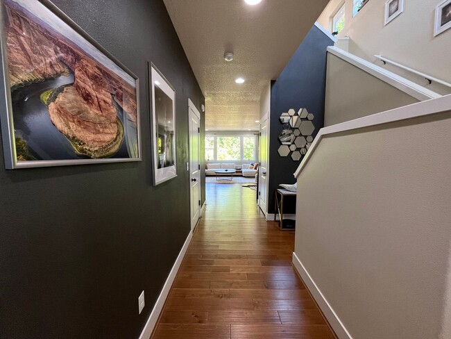 Foto del edificio - Beautiful 4Bd + 2Ba With Gorgeous Green Vi...