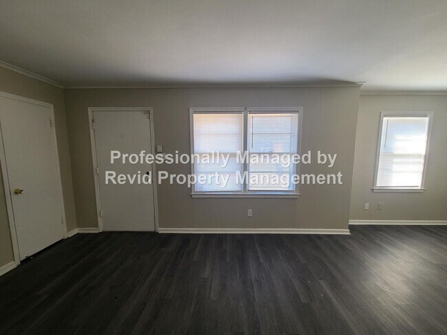 Building Photo - 3 Bedroom Home near U of M