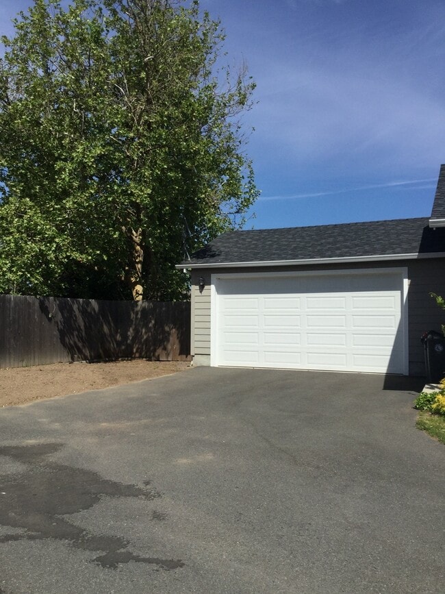Foto del edificio - 3 Bedroom 2 Bath with RV parking in Medford!