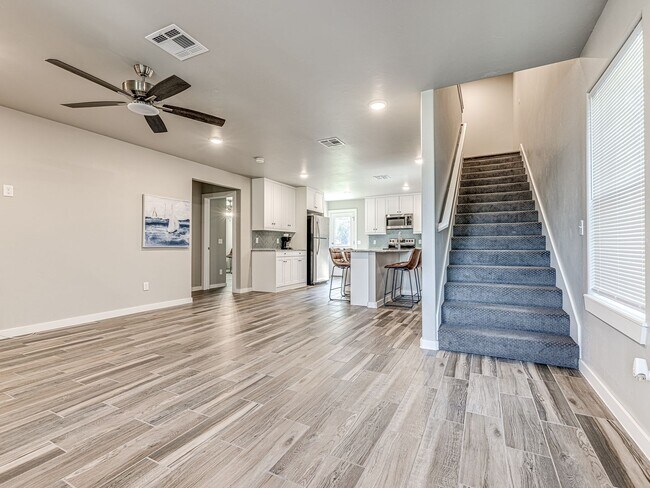 Foto del edificio - Newer home in the heart of OKC + 5 bedrooms + 5 bathrooms + 2 car garage