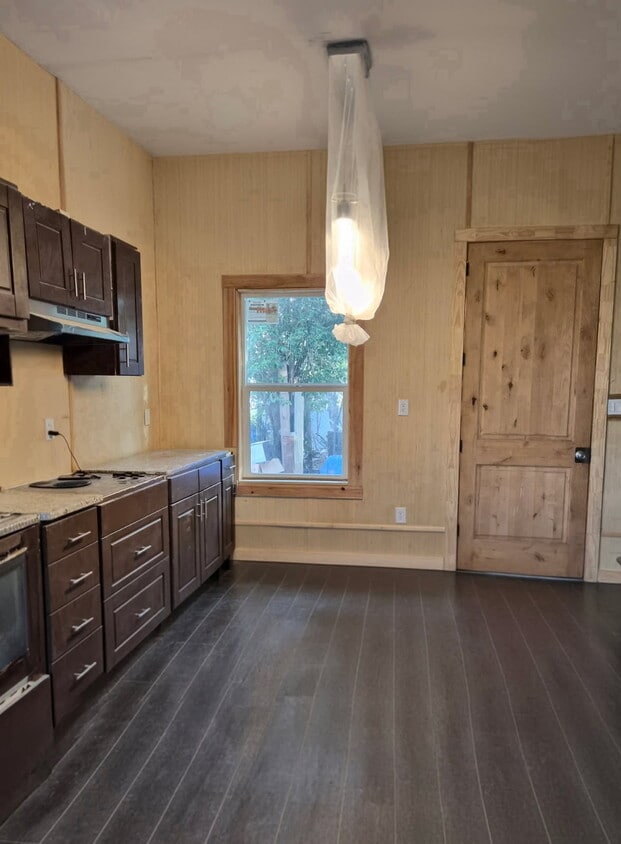 Building Photo - 1206 S Comal