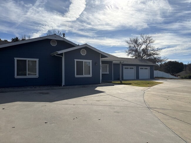 Building Photo - Corner-Lot Home for Rent in Atascadero