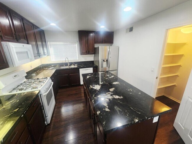 Foto del edificio - 1330 Wendell Cutting Ct