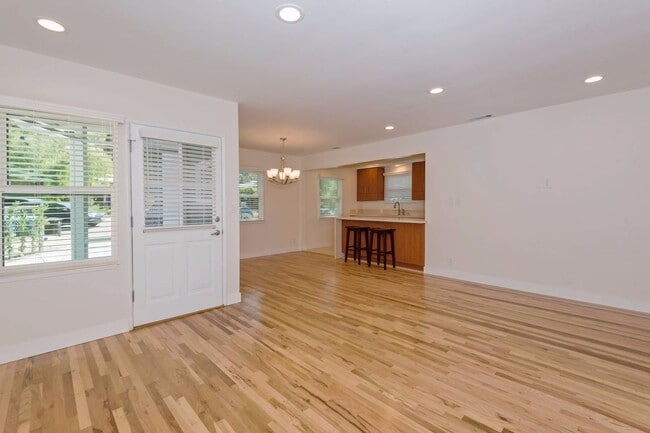 Building Photo - South of the Blvd DESIGNER UNIT!