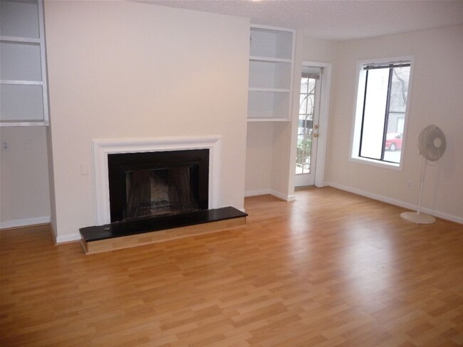 Foto del edificio - Ground Floor Condo Near Emory, CDC & Decatur