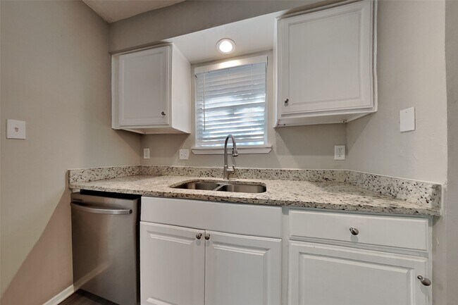 Building Photo - 14203 Cornelia Dr