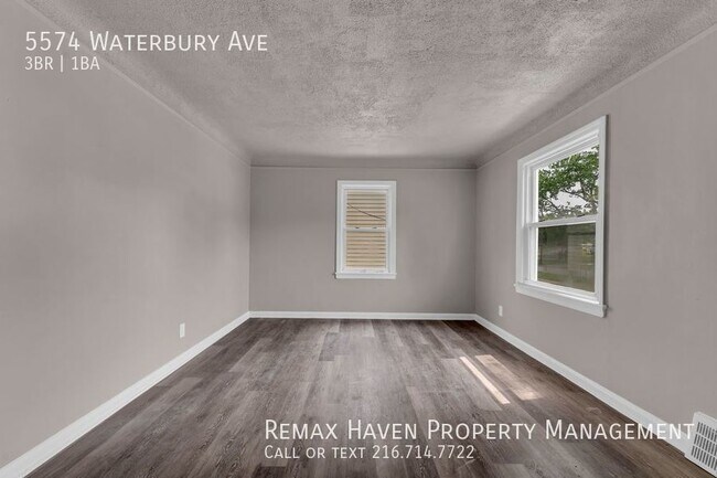 Foto del edificio - 5574 Waterbury, Maple Heights-  Stunning 3...