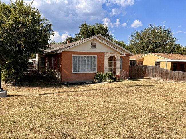 Photo - 5638 Curzon Ave (Fort Worth, TX) House