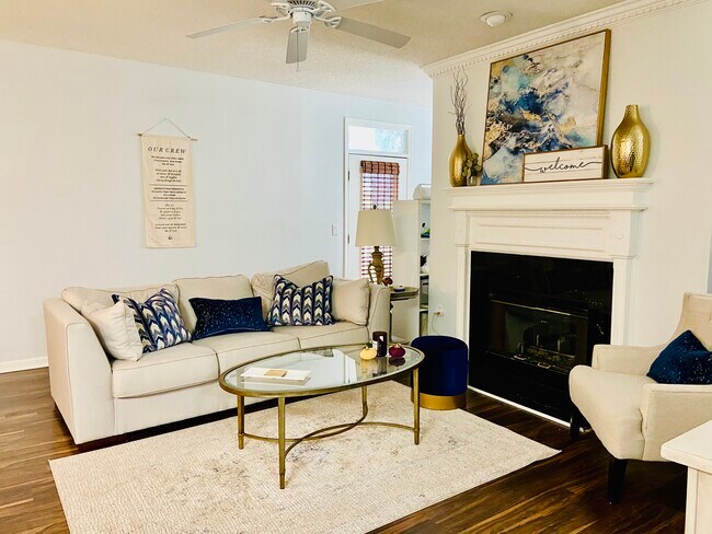 Área de estar principal - 609 McGill Park Ave NE