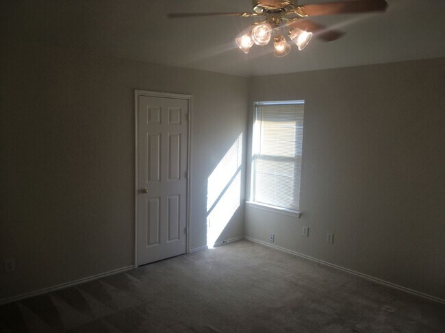 Foto del edificio - 4 Bed 2 Bath Coming Soon!