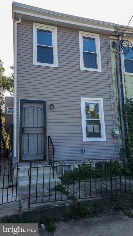 Building Photo - 2056 Haines St