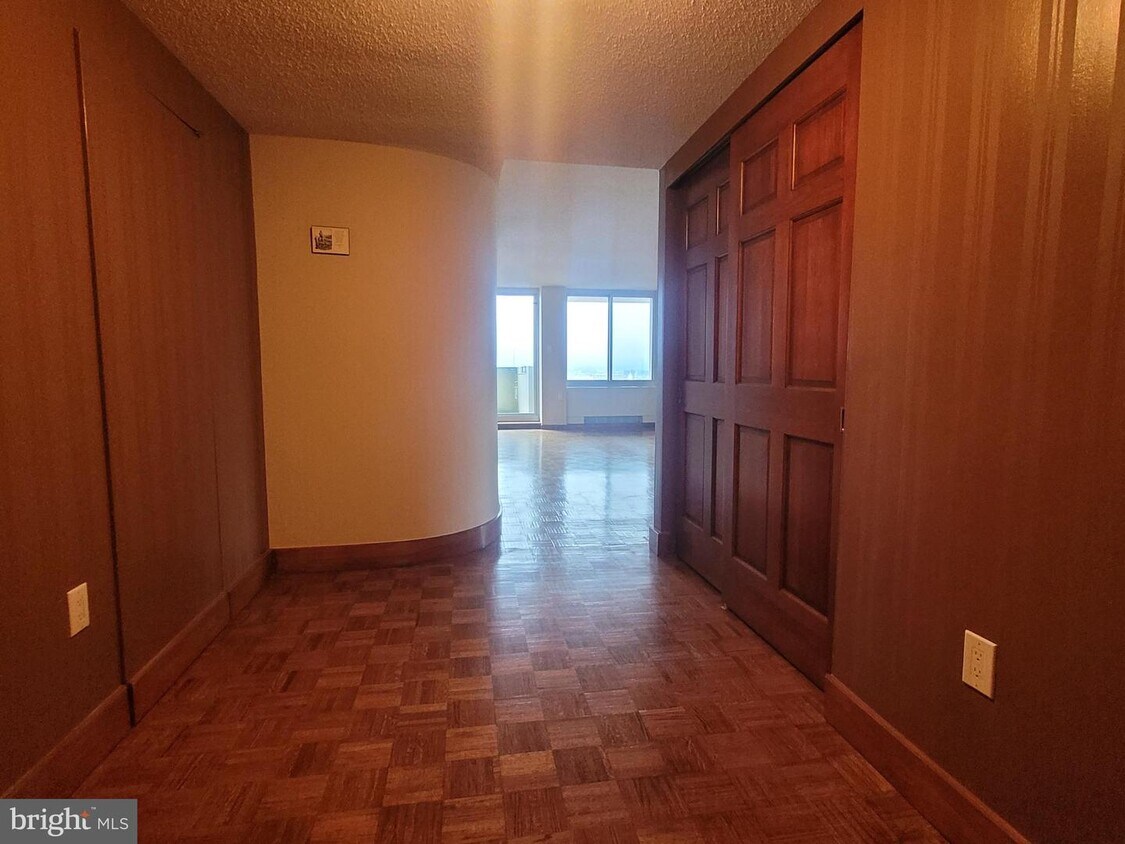 60436 S Washington Square Unit 2402, Philadelphia, PA 19106