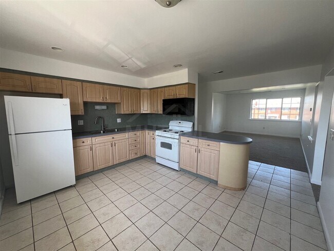 Foto del edificio - 8140 Crestview Drive Apt #4, Sterling Heig...