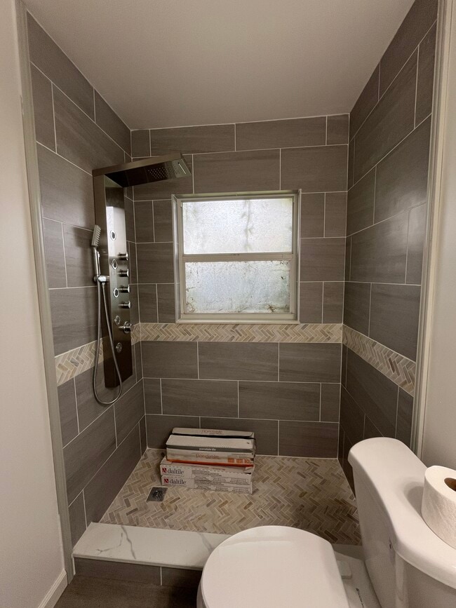 Tile Shower - 618 NE 11th St