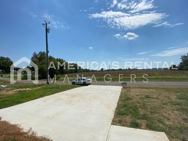 Foto del edificio - Home for Rent in Logan, AL!!! Sign a 13-mo...