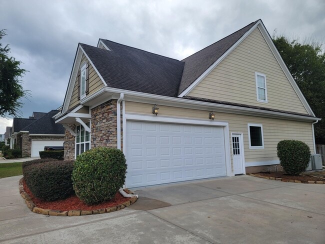 Building Photo - 627 Burgamy Pass