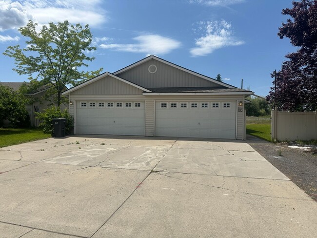 Building Photo - 3130 Meadow Glen Ln