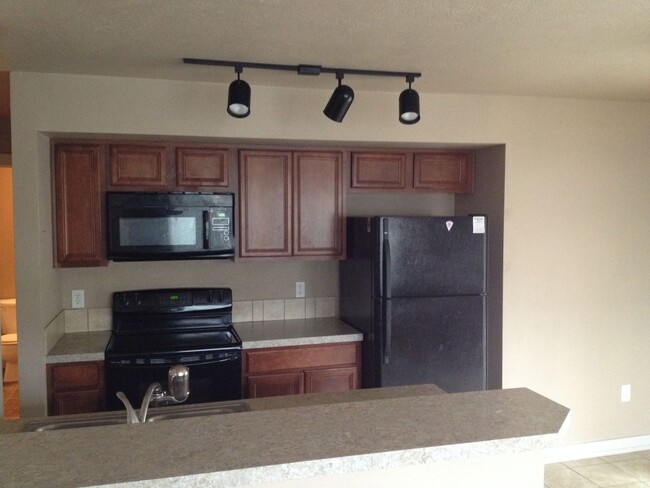 Foto del edificio - Newer townhome close to freeway, shopping,...