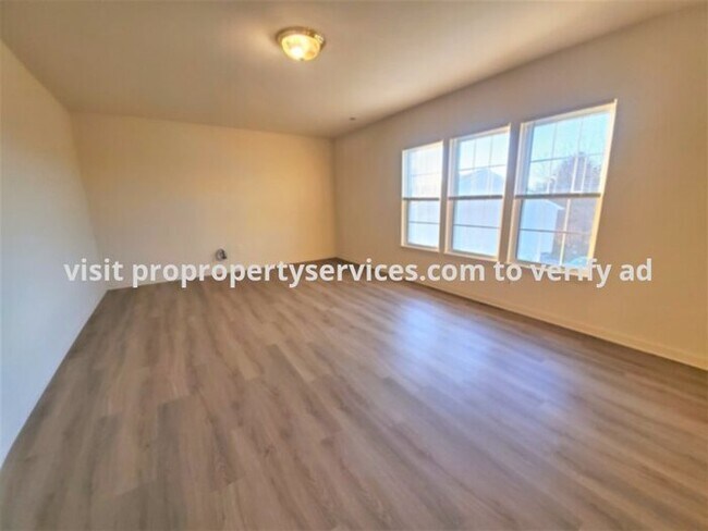Foto del edificio - Charming Raised Rancher With Lawn Care Included