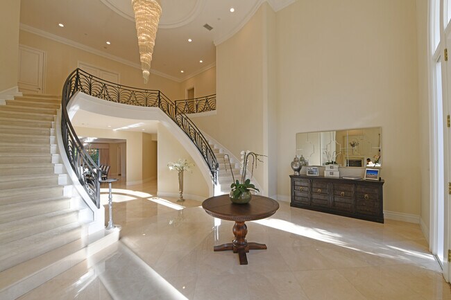 Foto del edificio - 512 N Roxbury Dr