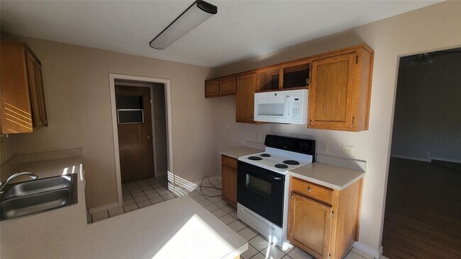 Foto del edificio - Discover this inviting 3 bedroom, 2 bathroom rental nestled in Cleburne, Texas, offering a spacio...
