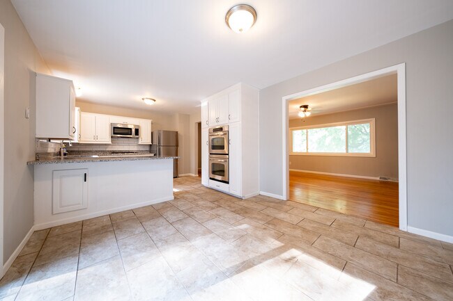 Foto del edificio - 3800 Fernbrook Ln N