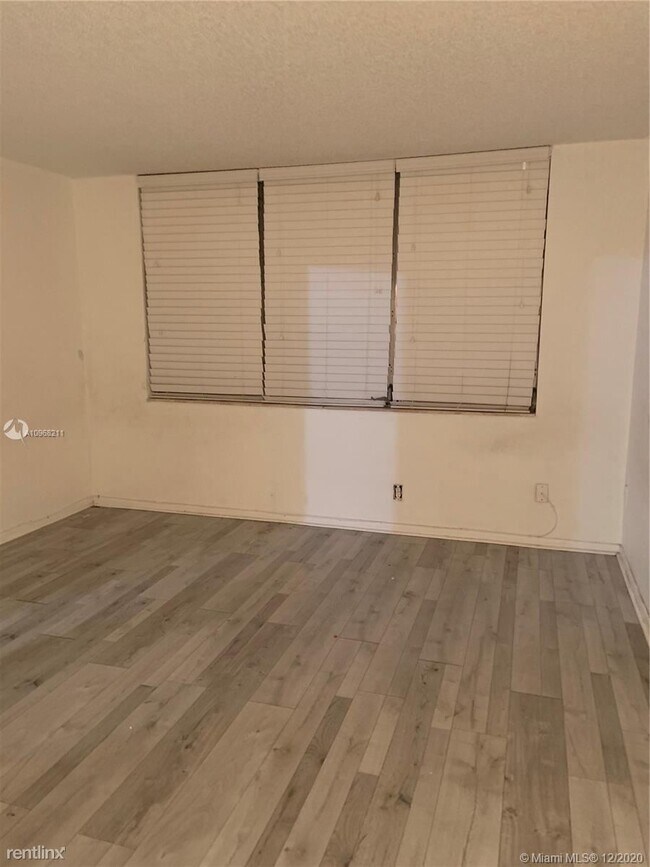 Foto del edificio - 2 br, 2 bath Condo - 3015 S University Dr