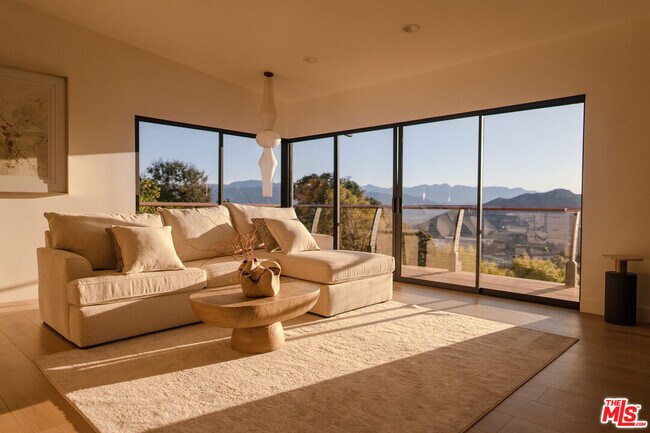 Foto del edificio - 7802 Torreyson Dr