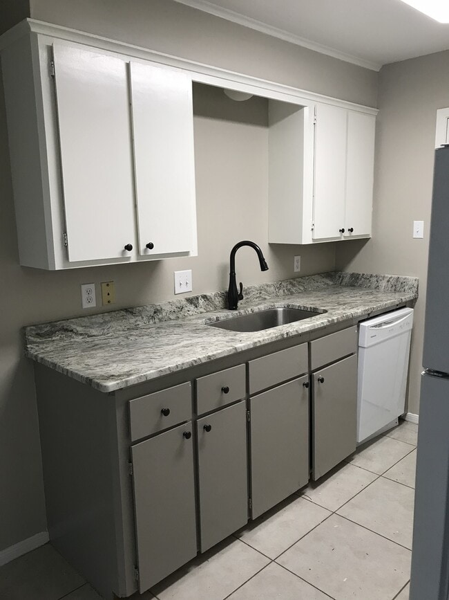 Building Photo - 612SB