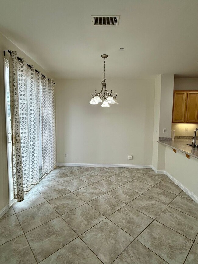 Foto del edificio - Highly Desirable 2 bed 3 bath condo in Rancho Cucamonga