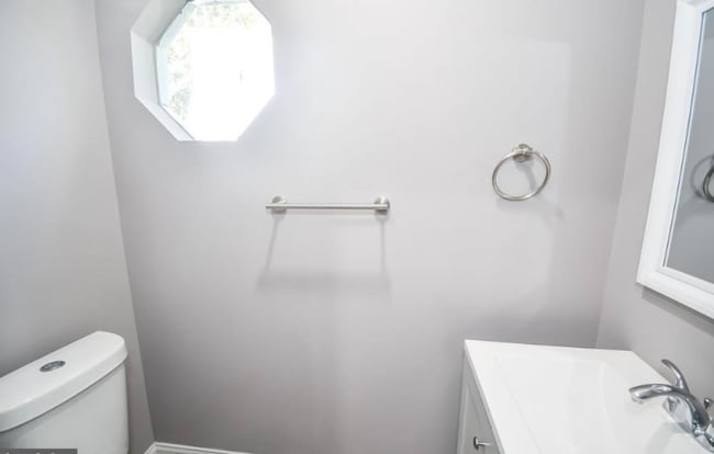 Building Photo - 449 S Augusta Ave