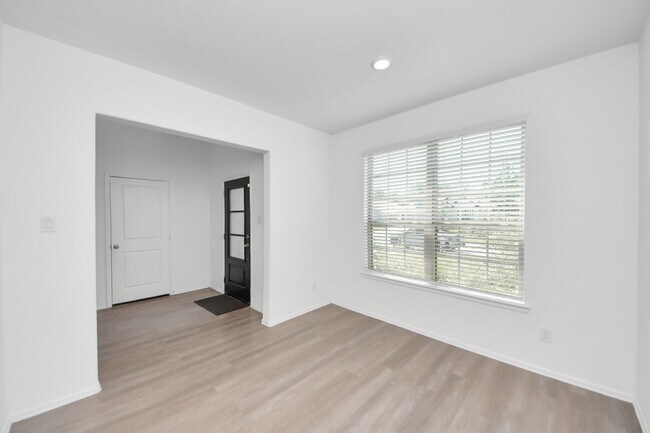 Building Photo - 24063 Hawthorn Lks Dr