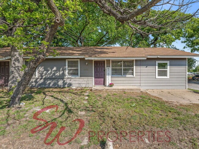 Building Photo - Location! Location! Easy walk to campus! 3 bedroom duplex!