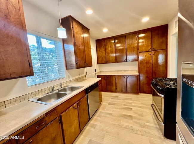 Building Photo - 1419 E Earll Dr