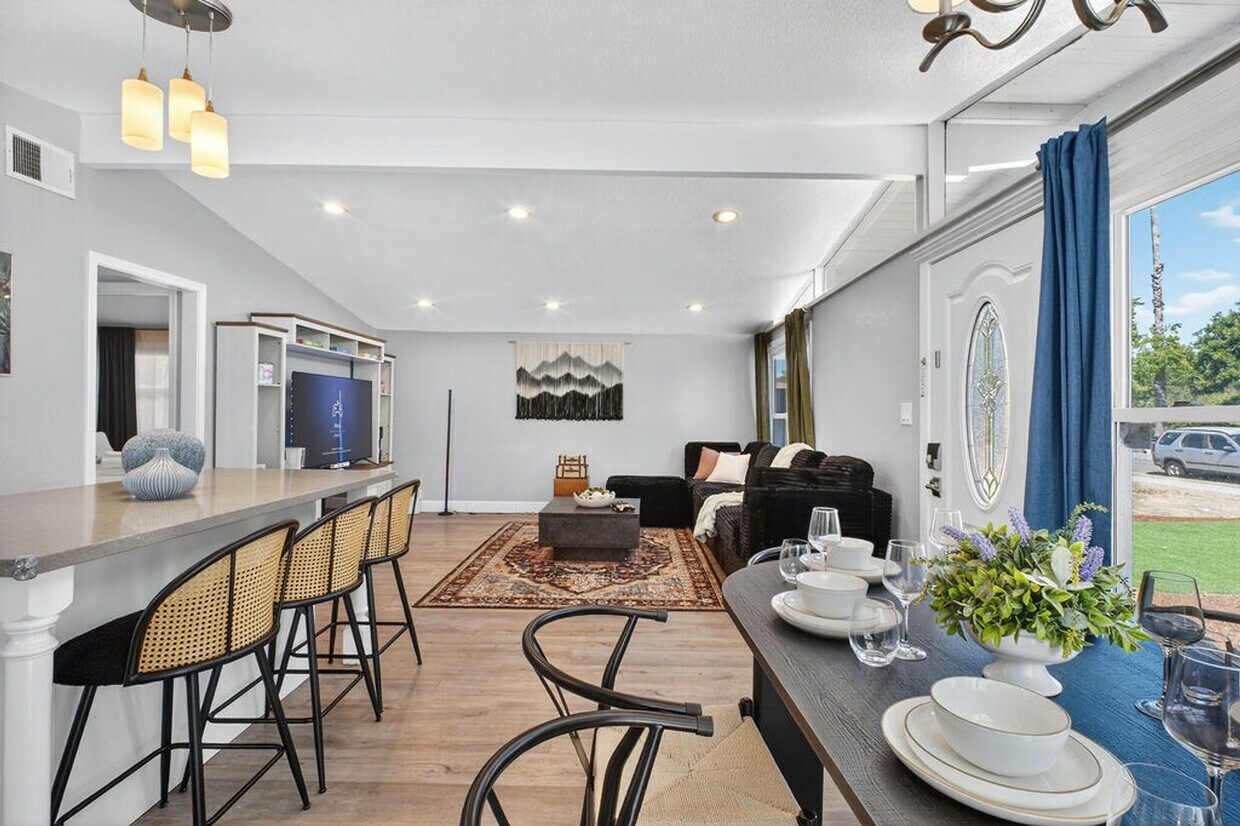 Foto principal - 1004 Airport Blvd