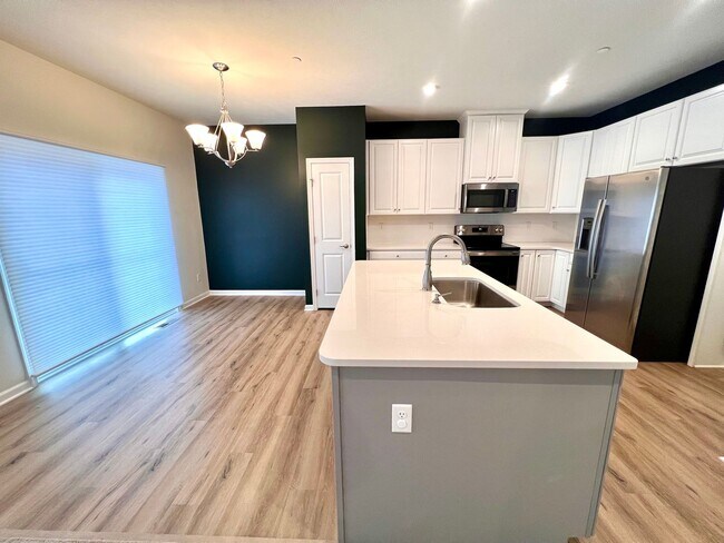 Foto del edificio - Stunning 3 bedroom, 2.5 bathroom End unit ...