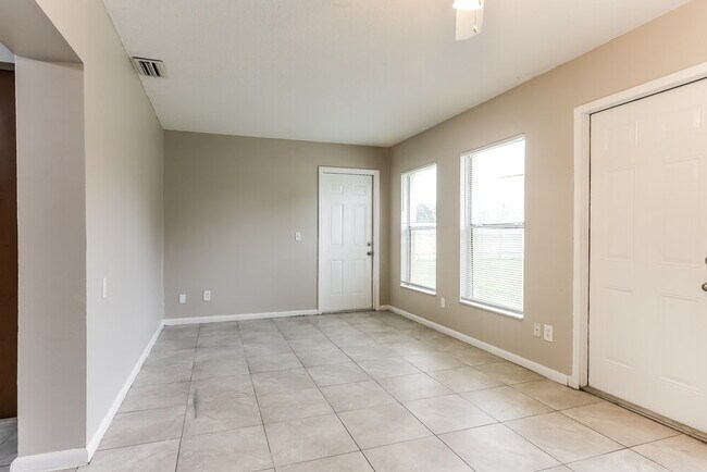 Building Photo - 750 SE Streamlet Ave