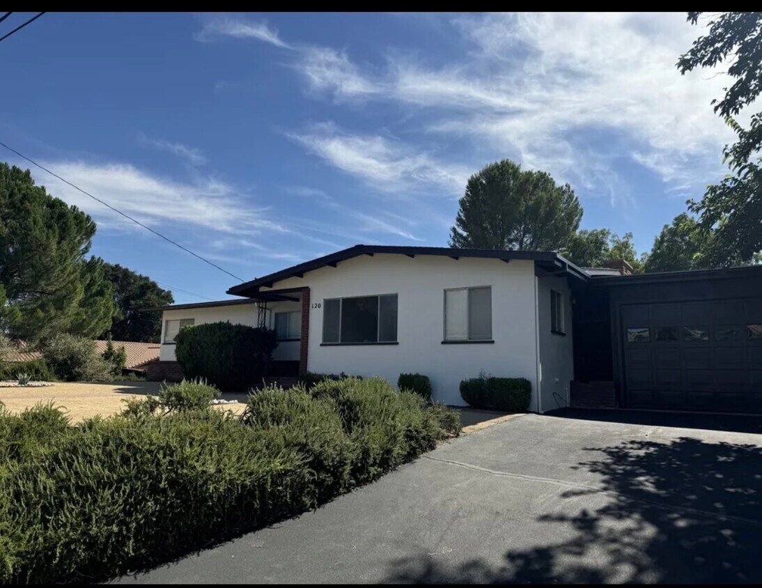 Foto principal - 120 Glencrest Ln