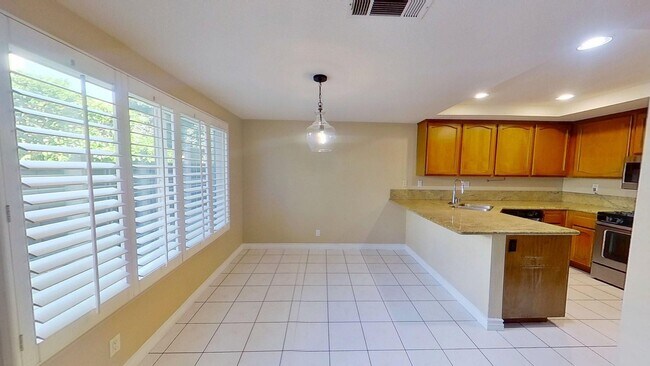 Building Photo - Spacious 2 Bed 2.5 Bath Townhouse in Irvine!