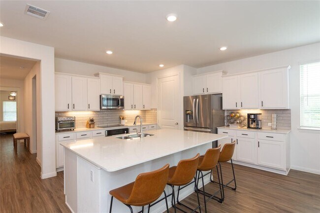 Building Photo - 501 Sixpence Ln