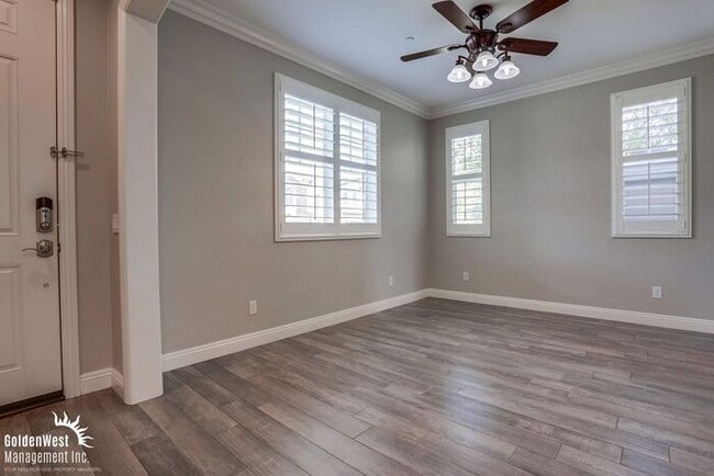 Building Photo - Beautiful 5Bdm 2.5Ba Home with Mountain Vi...