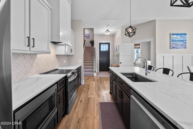 Building Photo - 208 Cicero St