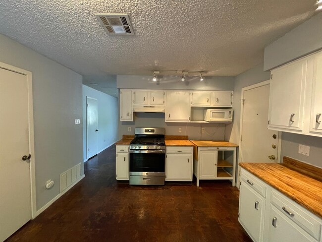 Building Photo - 7712 Elderberry Dr
