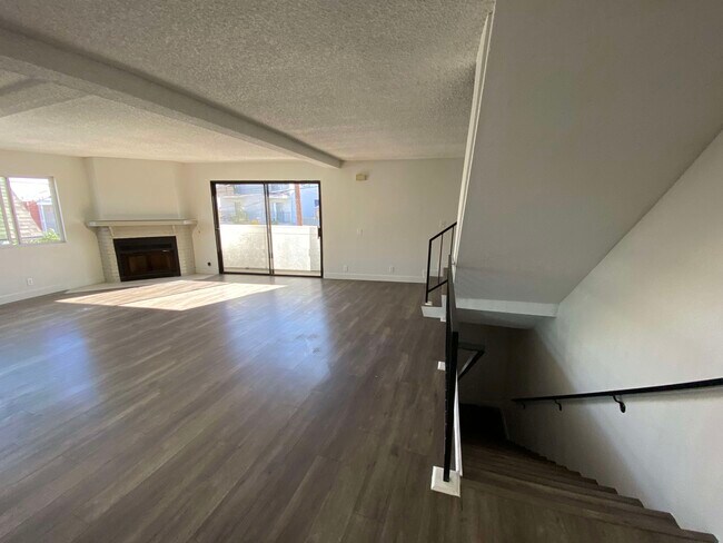 Foto del edificio - 829 N Bunker Hill Ave