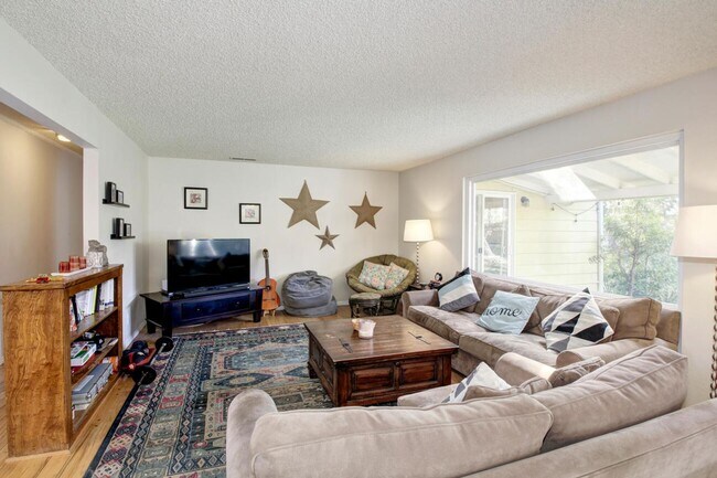 Foto del edificio - Great Central Davis 3 bedroom 2 bath home