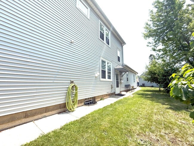 Building Photo - 1411 W Rawson Ave